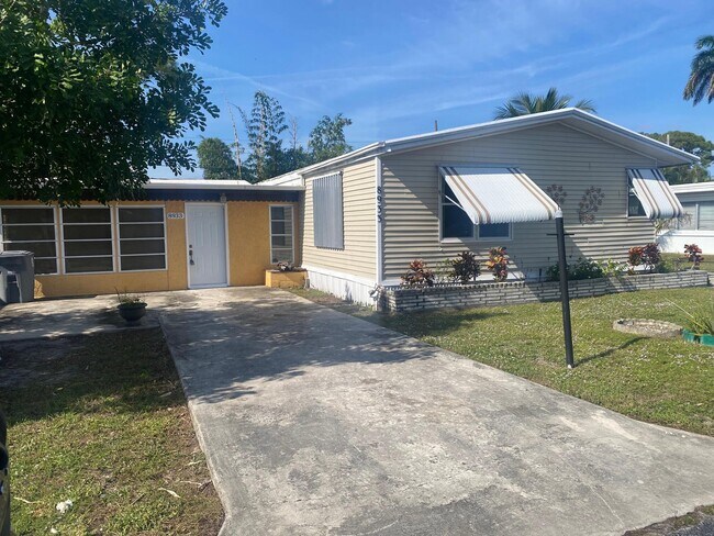 8933 Pine St in Boynton Beach, FL - Building Photo - Building Photo