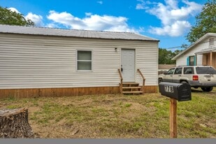 77 Alan St in Childersburg, AL - Building Photo