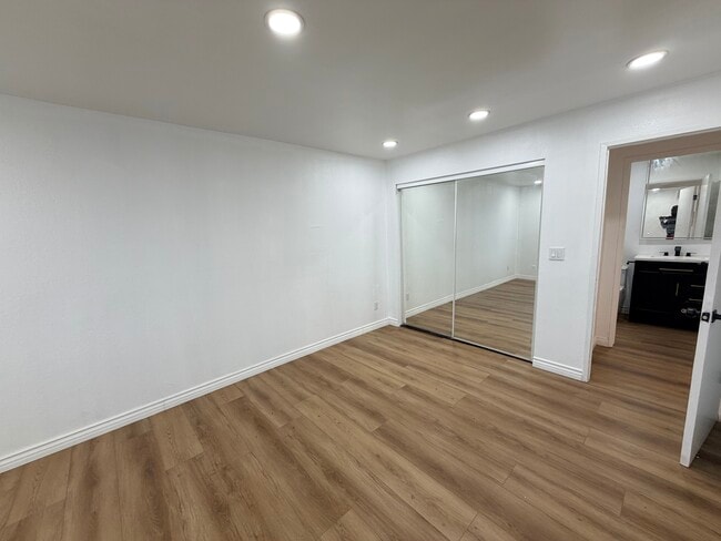 18530 Hatteras St, Unit Hatteras 212 in Tarzana, CA - Building Photo - Building Photo