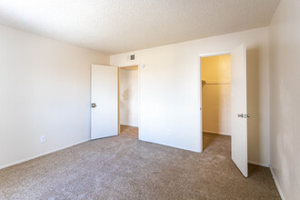 Mont 44 Apartments in Albuquerque, NM - Foto de edificio - Building Photo