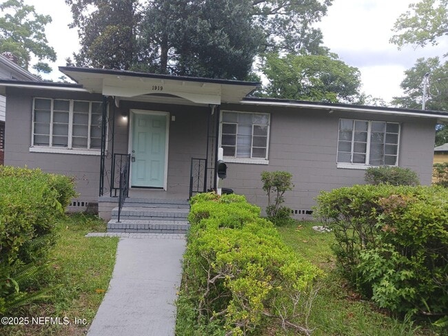 property at 1919 W 4th St