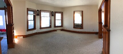 1009 Spring St in Grinnell, IA - Building Photo - Building Photo