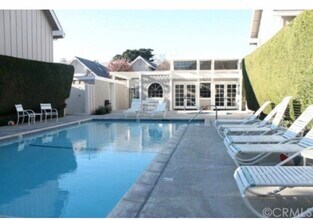 340 Spinnaker Way in Seal Beach, CA - Foto de edificio - Building Photo