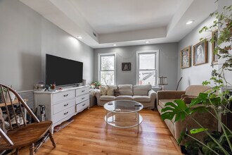 1647 N Francisco Ave, Unit 2 in Chicago, IL - Foto de edificio - Building Photo