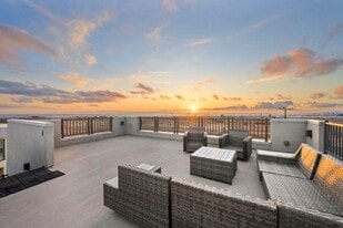 1068 Hampton Dr in Costa Mesa, CA - Building Photo