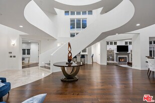 1653 Vista Oaks Way in Thousand Oaks, CA - Building Photo