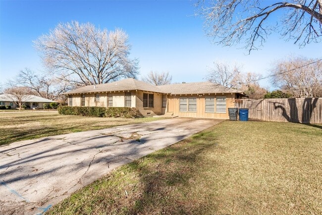 9306 Forest Hills Blvd in Dallas, TX - Building Photo - Building Photo