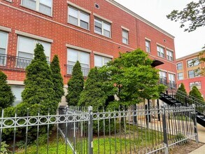 757 W Evergreen Ave, Unit A in Chicago, IL - Building Photo - Building Photo