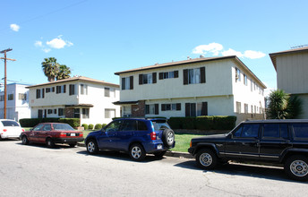 7352-7358 Vista Del Monte Ave in Van Nuys, CA - Foto de edificio - Building Photo