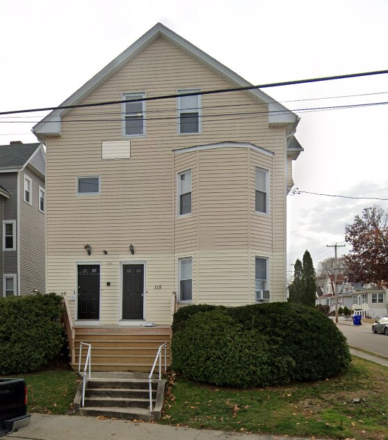 115 Waterman Ave in East Providence, RI - Building Photo