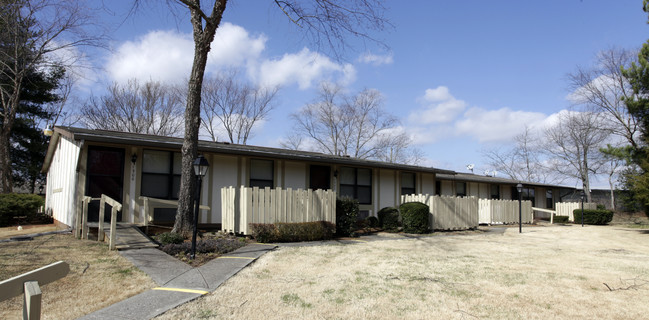 Burnsbrooke Apartments in Athens, TN - Building Photo - Building Photo