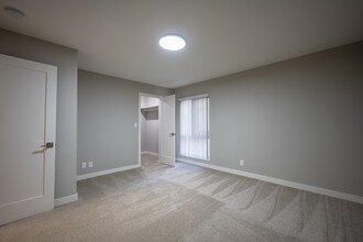 Crown Towers Apartments in San Mateo, CA - Building Photo - Interior Photo