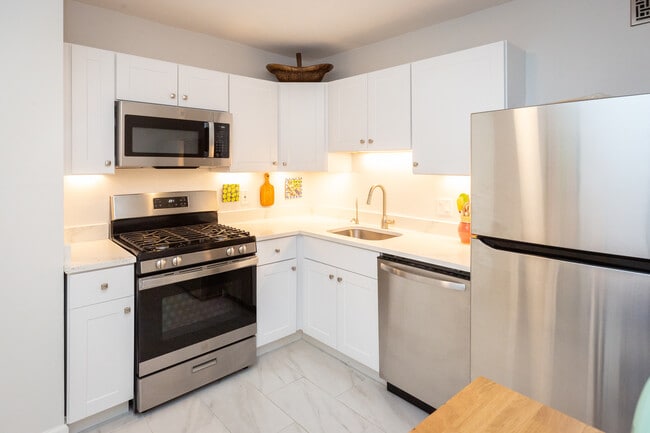 3001 Veazey Terrace NW, Unit 1128 in Washington, DC - Foto de edificio - Building Photo