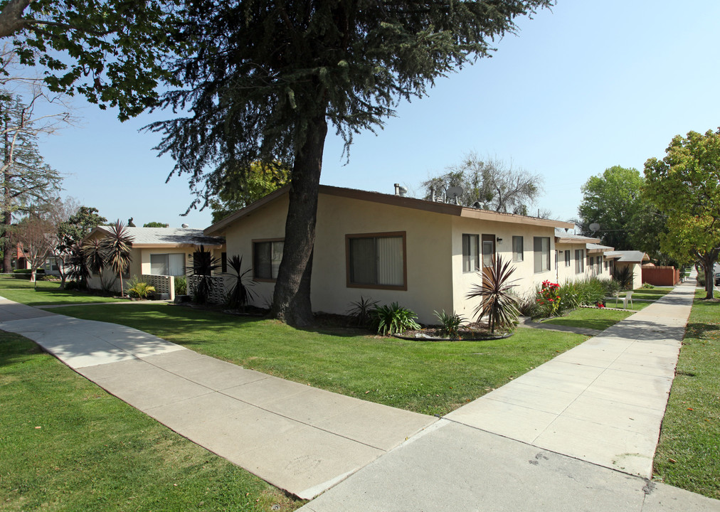 140-142 W 5th St in San Dimas, CA - Foto de edificio