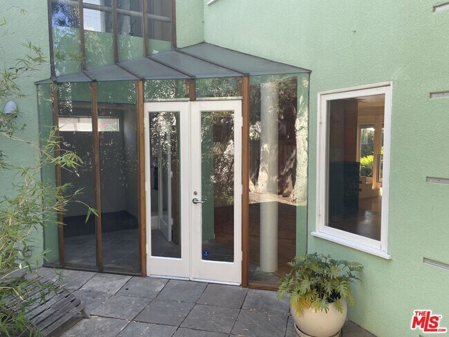 2449 California Ave in Santa Monica, CA - Building Photo - Building Photo