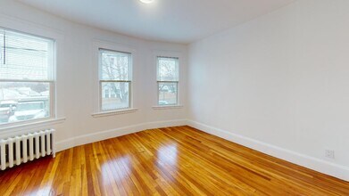 58 Wilbur St, Unit 1 in Everett, MA - Foto de edificio - Building Photo