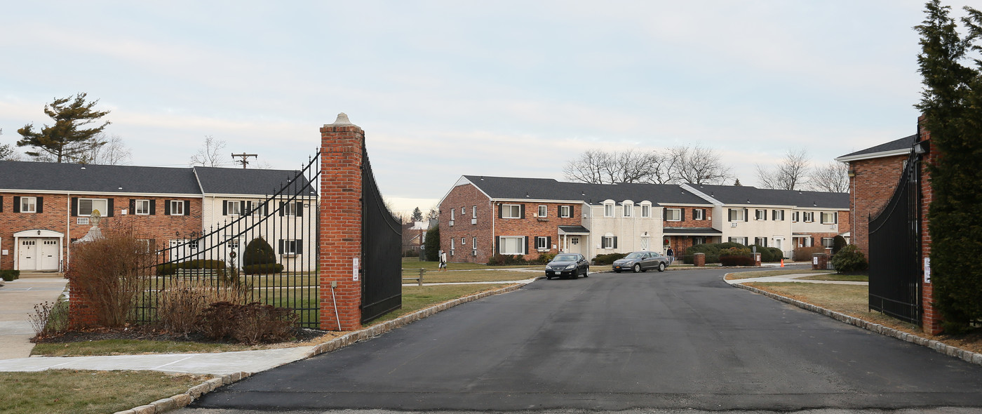 100 Dawson Ln in Jericho, NY - Foto de edificio