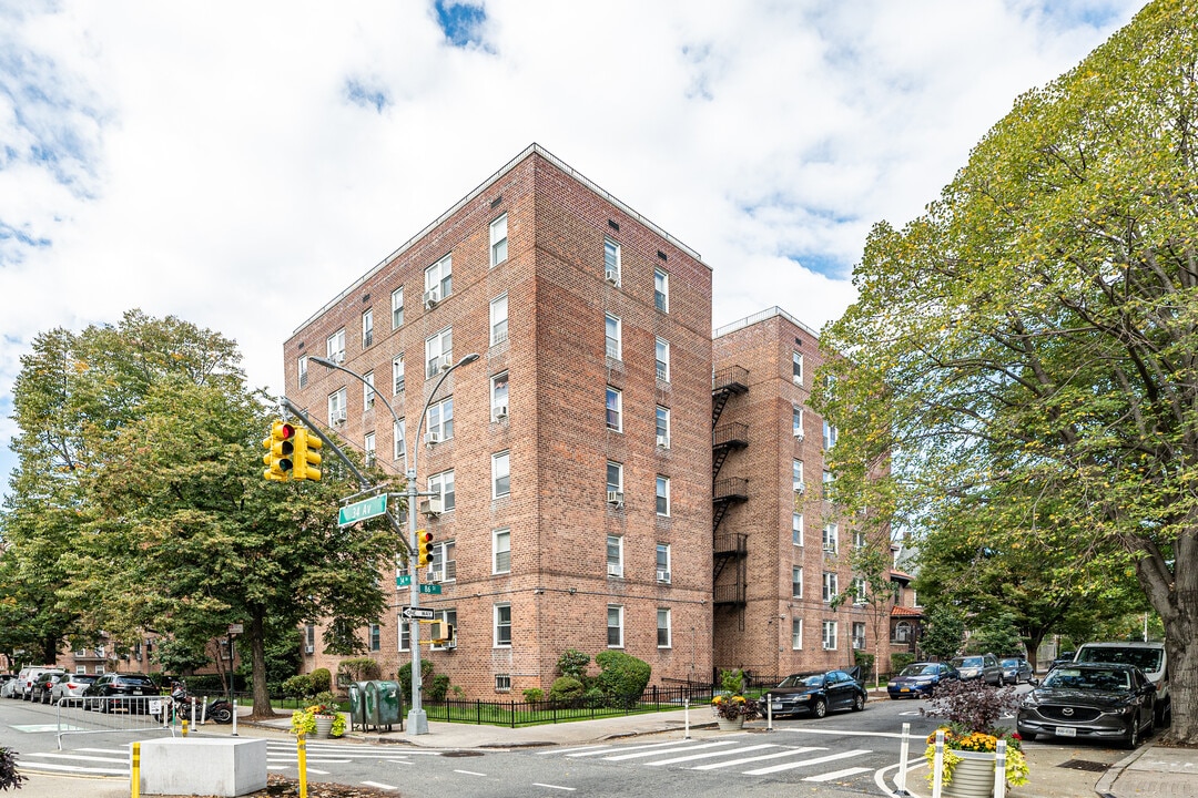8511 34th Ave in Jackson Heights, NY - Building Photo