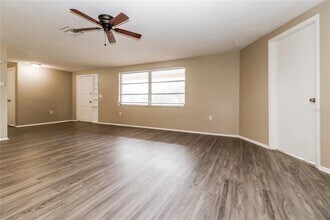 10911 Piccadilly Rd in Port Richey, FL - Building Photo - Building Photo
