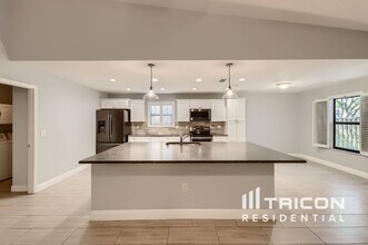 816 Village Way in Palm Harbor, FL - Foto de edificio - Building Photo