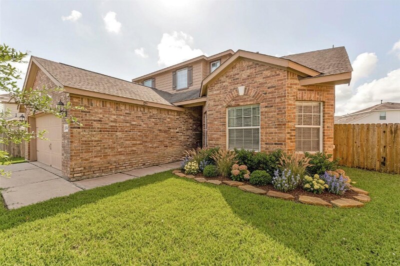 1025184659 A in Rosharon, TX - Building Photo