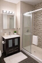 23-09 Astoria Blvd, Unit 4F in Queens, NY - Foto de edificio - Building Photo