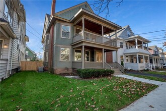928 Elm St in New Haven, CT - Building Photo - Building Photo