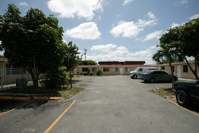 60 W 17th St in Hialeah, FL - Building Photo - Building Photo