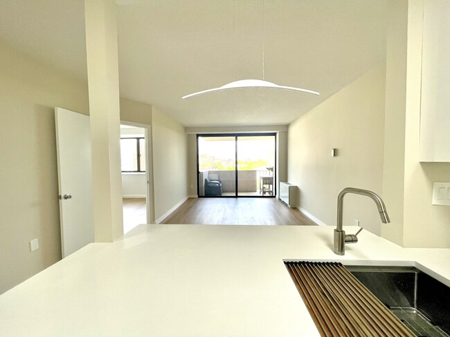 4141 N Henderson Rd, Unit 720 in Arlington, VA - Foto de edificio - Building Photo