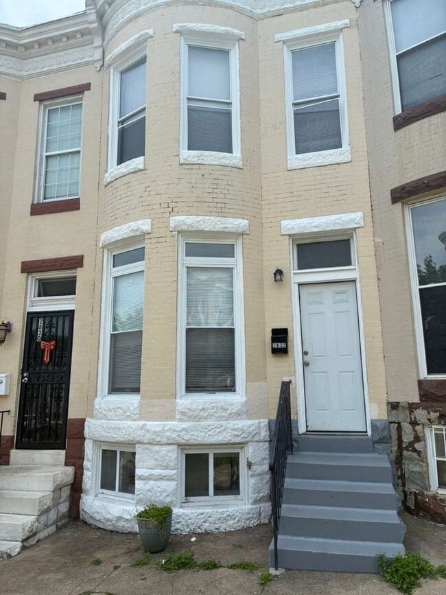 property at 2832 Parkwood Ave