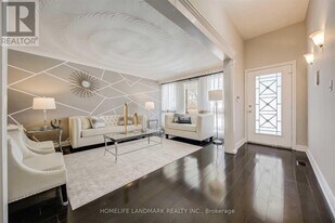 2 Crayford Dr in Toronto, ON - Building Photo