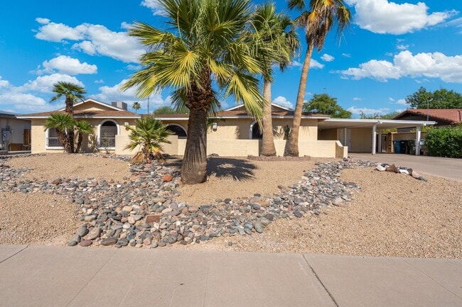 533 E Deepdale Rd in Phoenix, AZ - Foto de edificio - Building Photo