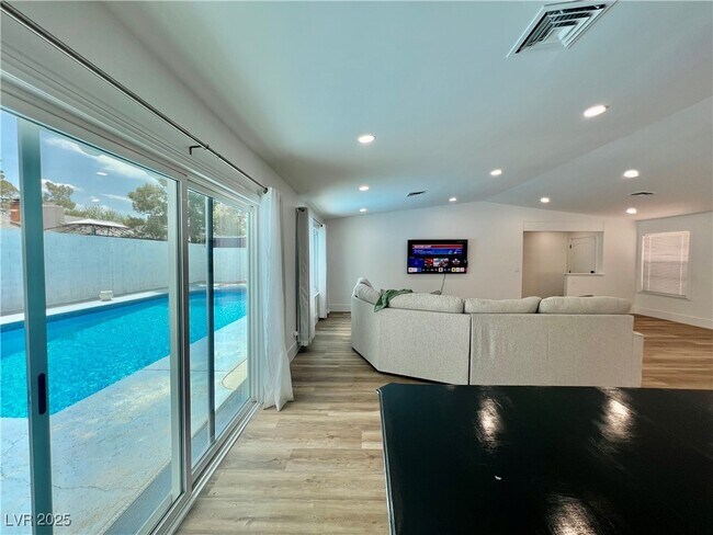 6191 Bullion Blvd in Las Vegas, NV - Foto de edificio - Building Photo
