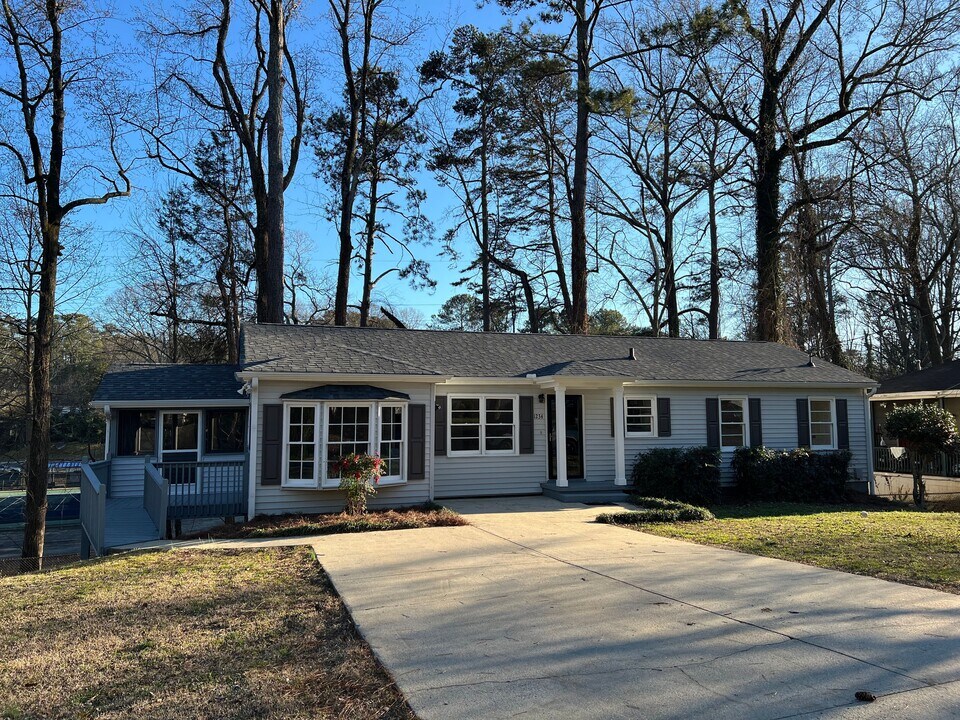 1234 Aleamo Dr in Marietta, GA - Foto de edificio