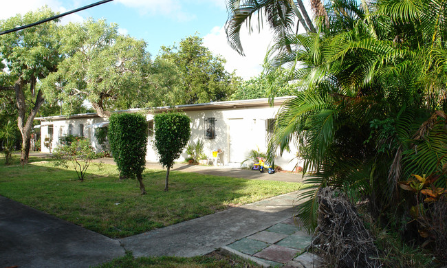 401-407 SE 14th Ct in Fort Lauderdale, FL - Building Photo - Building Photo