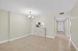 5574 Witney Dr in Delray Beach, FL - Foto de edificio - Building Photo