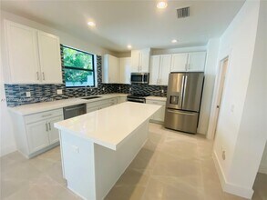 4433 E Aqua Bella Ln in Fort Lauderdale, FL - Building Photo - Building Photo