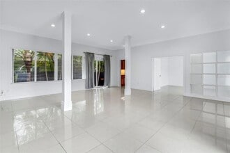 2300 SW 24th St in Miami, FL - Foto de edificio - Building Photo