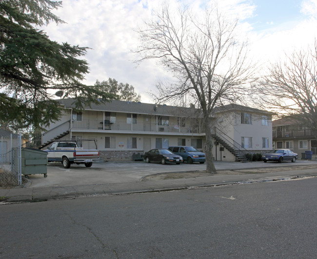 Young Street Apartments in Sacramento, CA - Foto de edificio - Building Photo