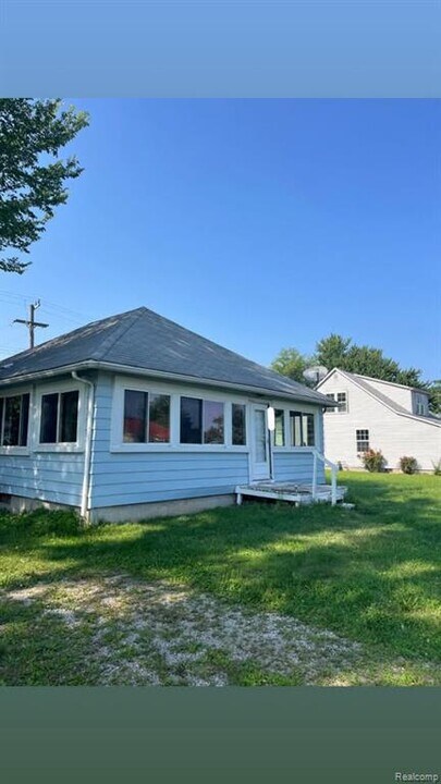 3363 Parkwood Dr in Monroe, MI - Building Photo