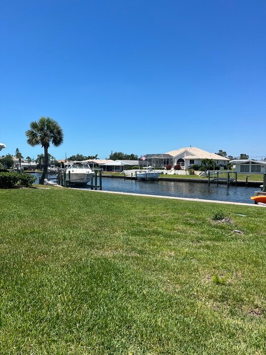 24 Oakwood Dr N in Englewood, FL - Building Photo