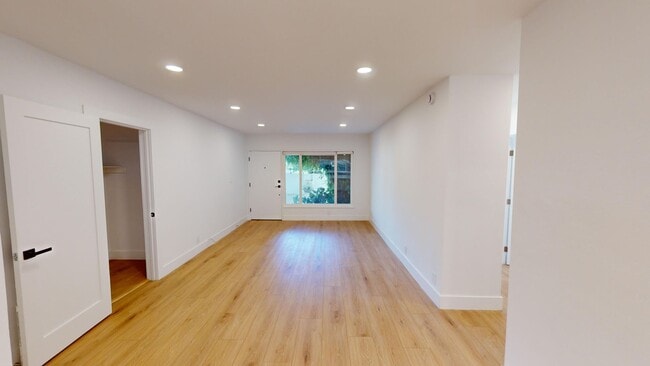 943 N Gardner St in West Hollywood, CA - Building Photo - Interior Photo