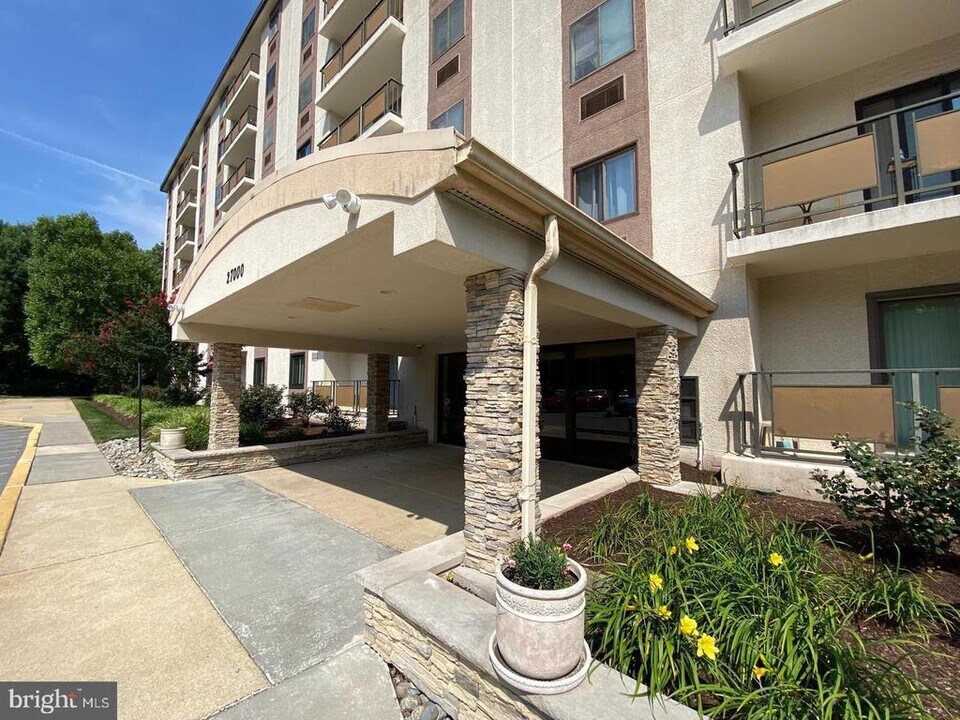 27307 Valley Run Dr-Unit -307 in Wilmington, DE - Building Photo