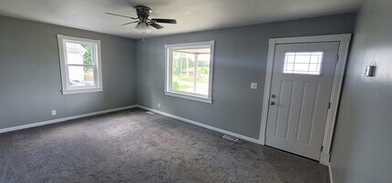 366 S Greensburg St in Hodgenville, KY - Foto de edificio - Building Photo