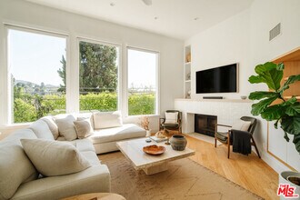 2261 Vasanta Way in Los Angeles, CA - Building Photo - Building Photo