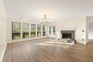 523 Warm Springs Cir in Roswell, GA - Building Photo