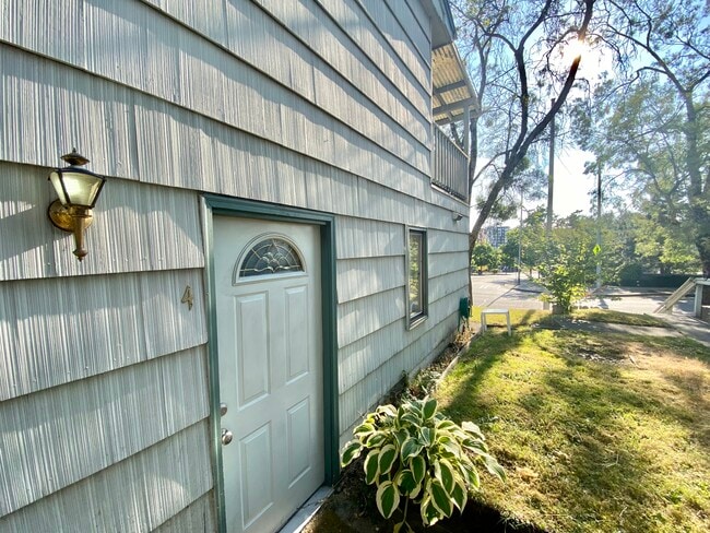 12746 35th Ave NE, Unit 4 in Seattle, WA - Foto de edificio - Building Photo