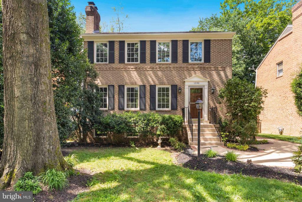 1250 Pine Hill Rd in McLean, VA - Building Photo