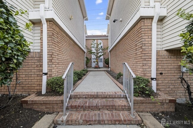 1606 Madaline Dr, Unit E1 in Woodbridge Township, NJ - Building Photo - Building Photo