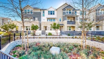 221 Gambrel Cir in Santa Rosa, CA - Building Photo